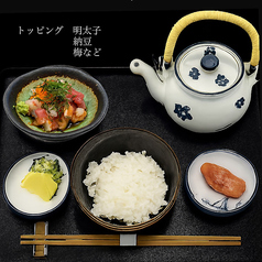 【一杯で二度楽しめる！】海鮮丼に追い出汁をかけてさっぱりと◆だし茶漬け　1000円(税込)の写真