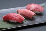 炙り牛肉寿司3種盛合せ！お客様の前で炙ります