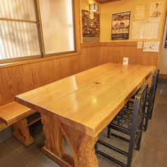 当店は、最大6名様まで座れるテーブル席をご用意。友達や家族と一緒に、美味しい料理を囲むのにぴったりなお席です◎