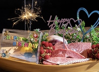 大切な一日を彩る、舟盛り肉ケーキ。