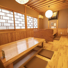 8名用の掘りごたつ式の座敷を2つ完備しています。心地よい空間で、友達や家族と美味しい料理を囲むことができます◎