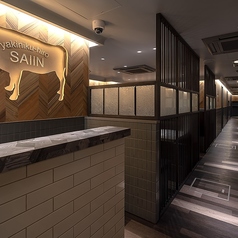 お二人様でのご利用から、ご家族・ご友人との会食、さらには大人数でのご宴会まで。様々なご利用シーンに対応可能な、ゆったりとしたお席をご用意しております。お気軽にご利用ください。