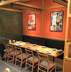 【大手町居酒屋で楽しく飲み会♪】8名掛けで、飲み会に人気のお席です。仕切りもあるので安心です♪落ち着いてゆっくり過ごしていただけますので打ち上げなどにも最適です。人気のお席となっておりますので、早めのご予約をお勧めします!