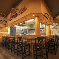 当店はカウンター席を10席ご用意しているため、おひとりさまも大歓迎。お仕事帰りにも気軽に立ち寄れます◎