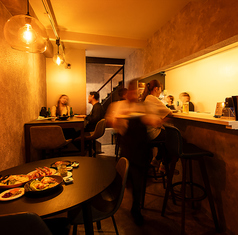 当店の1階は貸切が可能で10名から16名様までご利用いただけます。会社の宴会や飲み会、特別なイベントに最適なスペースです。プライベート感のある空間で、気兼ねなくお楽しみいただけます。新鮮な海鮮料理や豊富なお酒を取り揃えており、皆様でワイワイと盛り上がることができます。ぜひお気軽に当店までご相談ください。