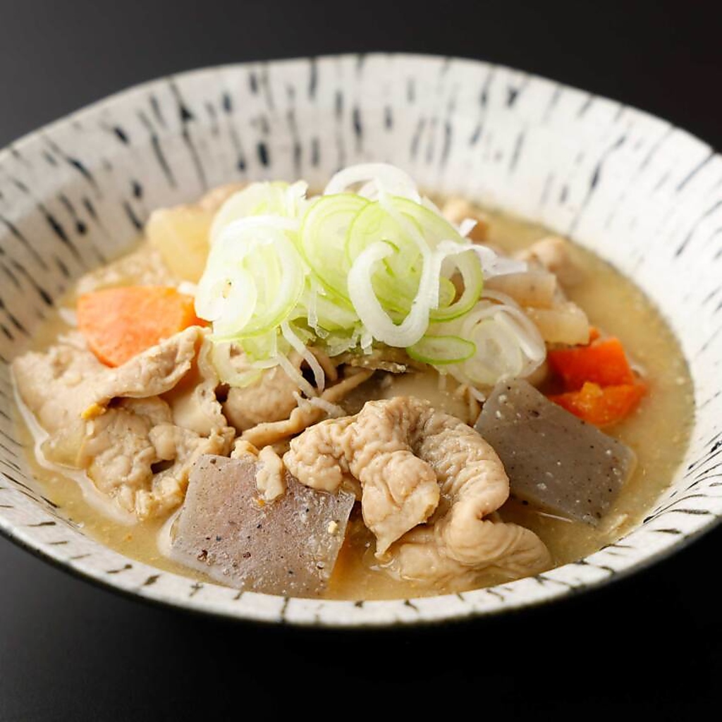 長時間じっくり煮込んだ旨味のかたまり、国産もつとお店仕込みのスープが染みる自家製もつ煮込みも◎