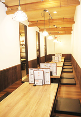 少人数飲みなどカジュアル使いに最適！仕切りもあるため、半個室としてもご利用いただけます！