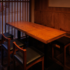 2名様から6名様までご利用可能なテーブル席は、人数やシーンに合わせてレイアウト変更も可能です。ゆったりとした空間で、会社宴会や歓送迎会、同窓会、ご友人との飲み会、合コンや女子会まで幅広く対応。周りを気にせず会話を楽しめる落ち着いた雰囲気で、美味しい料理と共に思い出に残るひとときをお過ごし頂けます。