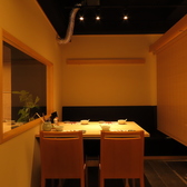当店は完全個室をご用意しております。落ち着いた和の雰囲気が漂う個室は、ご家族での団欒や、ご友人・お仲間との特別な時間にぴったり。プライバシーが保たれた静かな環境で、心ゆくまでお料理を楽しみながら会話もお楽しみいただけます。大切な人とのお食事に相応しい個室空間は接待やビジネスシーンにもご利用ください。