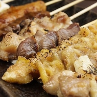 薫香と秘伝のタレが絡み合う、自慢の焼き鳥