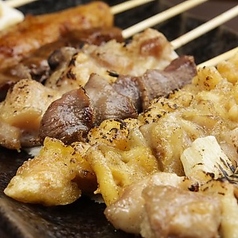 薫香と秘伝のタレが絡み合う、自慢の焼き鳥