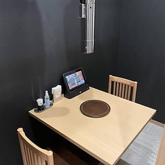 デートやカップルでのご利用に最適な2名様用のテーブル個室です。プライベートな空間で、周りを気にせず語らいながら焼肉をゆっくり楽しめます。お二人だけの特別な記念日や、ちょっと贅沢なディナーにもおすすめです。ぜひご利用くださいませ!