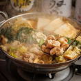 【本格博多もつ鍋！旨みが溶け出す本場仕込の逸品】国産牛もつを使用した、当店名物の博多もつ鍋！にんにくの香りと特製醤油スープが絡み、キャベツやニラ、豆腐などの具材に旨みが染みわたります！〆は雑炊やちゃんぽん麺で最後の一滴まで味わえます！