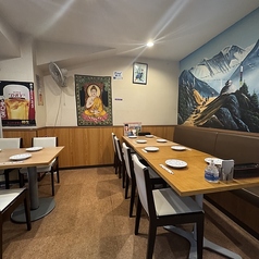 4名掛け、2名掛けのテーブル席をご用意しております。