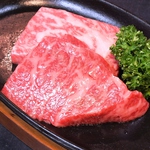 和牛を使ったステーキは人気の一品。フォアグラのせは+600円でできます。