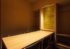完全個室(テーブル)6名×7卓。小宴会などにぴったりのお席です。