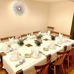 店内奥のテーブルフロアは4名様用のテーブル席を３卓ご用意しております。　　　◆ご利用人数に合わせてレイアウトの変更いたします。　　◆最大１５名様。　　　◆８名様以上で貸し切りどさせて頂きます。　(6名様での貸切り要相談）