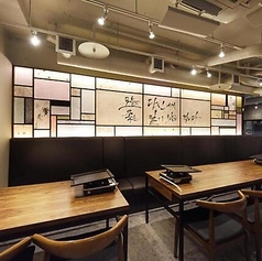 店内は韓国の伝統モチーフを現代的に表現した壁一面のアートワークが印象的な空間。