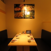 当店は完全個室をご用意しております。落ち着いた和の雰囲気が漂う個室は、ご家族での団欒や、ご友人・お仲間との特別な時間にぴったり。プライバシーが保たれた静かな環境で、心ゆくまでお料理を楽しみながら会話もお楽しみいただけます。大切な人とのお食事に相応しい個室空間は接待やビジネスシーンにもご利用ください。