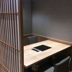 お部屋は4名席が6席と6名席が1席ございます