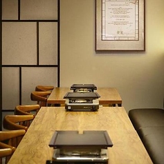 ゆったりとしたテーブル席。本場韓国から取り寄せています。