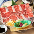 【新鮮なジビエ】鮮度抜群のとろける馬刺しをはじめ鹿肉のステーキなどジビエ料理もご用意。趣あふれるダイナミックな旨味をご堪能ください。また、新鮮な旬のお魚や野菜を使用した刺身や一口カツ、天ぷらなども種類豊富にご用意しております。