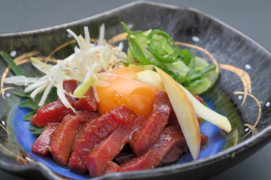 トロトロ卵の牛レアステーキユッケ