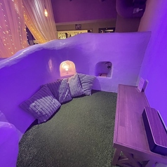 ゆるやかな曲線に囲まれる2階席にあるかまくら個室からは、キラキラの星空のような店内を眺められる特別な空間。まるで家に居るような居心地良さが人気です◎2階のかまくらのお席は最大3名様(少し詰めて)のご利用が可能ですが、2名様での利用が理想的です。お気軽にお電話でもご相談くださいませ。