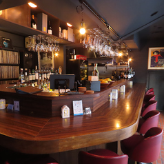オシャレでシックな趣の店内にはカウンター席をご用意。最大20名様まで着席いただく事が出来、デートや記念日のご利用のほか、女子会などにも最適。もちろんおもちろんお一人様でのご来店も歓迎です。ゆっくりとお過ごしください。