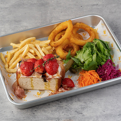 いちごと生ハムのオープンサンド