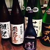 【全国各地から吟味して、取り寄せる日本酒】日本酒にもこだわりを持ち、直向きに、自分が美味しいと感じたもののみを仕入れています。季節によって様々な銘柄が並ぶのも「直」の魅力です。他にも、ワインやビールなどの定番酒も多数ご用意しております。ぜひ、料理と一緒にお酒もお愉しみください。
