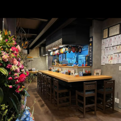 2人で語らう夜にも最適なカウンター席を完備。お一人様や、お仕事帰りのサク飲みにもぜひご利用ください！