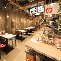 【雰囲気抜群♪】九州博多の風物詩“中洲の屋台村”の雰囲気と名物料理が楽しめる大衆居酒屋！提灯の灯りに包まれながら、博多名物を中心としたこだわりの料理を気軽にお楽しみいただけます。女子会や歓送迎会、会社宴会はもちろん、二次会やちょい飲みなど、さまざまなシーンに対応！