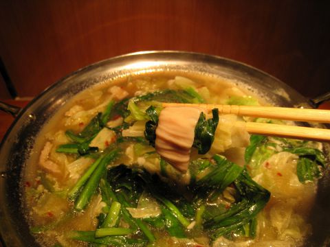 富士山のような美しく積上げた鍋に、九州博多秘伝のスープとぷりぷりのもつを絡む！