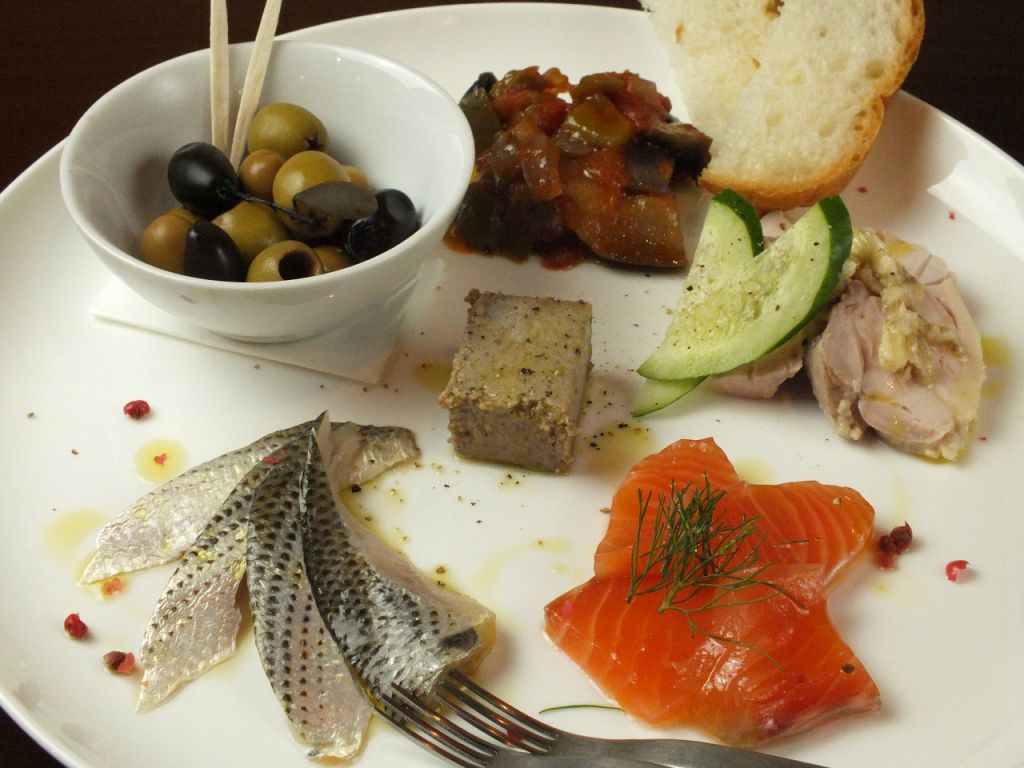 定番のタパス（小皿料理）は種類豊富！店内の黒板を見て下さい！