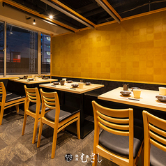 ［10～12名様］和の意匠を取り入れた洗練された設えの半個室。壁面には市松模様が施され、上質感を演出。開放感と落ち着きを兼ね備えた空間は、上質な時間を求める大人の宴席にふさわしい空間です。