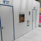 シャワールームとロッカーを完備しています！オープンから17時まで、ロッカーの出し入れが自由で、シャワー浴び放題のプランをご用意。サッと浴びて帰れるシャワー1回プランもあります。さらに、子供料金もご用意しているので、ご家族皆様で快適にご利用いただけます。ぜひご利用ください！