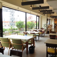 海を眺める窓側席がおすすめ♪