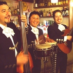 毎晩18:30~の4人組「マリアッチ」による生ライブは必見♪目の前で演奏してくれます!