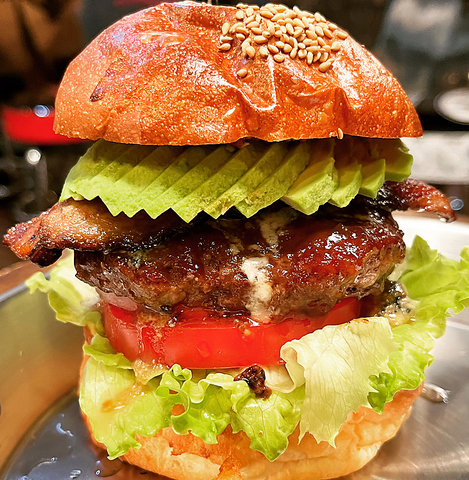 綱島にある隠れ家レストラン。店長自慢のハンバーガーをぜひご堪能ください。