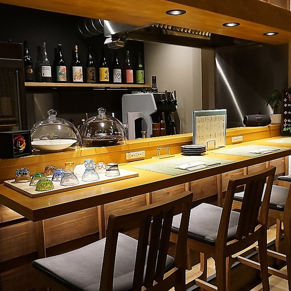 お一人様に嬉しいカウンター席がございます。落ち着いた店内でゆっくりと料理とお酒をご堪能ください