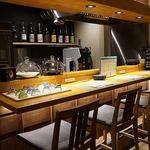 お一人様に嬉しいカウンター席がございます。落ち着いた店内でゆっくりと料理とお酒をご堪能ください