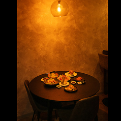 2名様掛けのテーブル席をご用意しておりますので、会社の同僚とのお食事や飲み会にも最適です。落ち着いた雰囲気の中で、ゆったりとした時間をお楽しみいただけます。新鮮な海鮮料理と豊富なお酒を、心地よい会話と共にご堪能ください。特別なひとときを演出するためのゆったりアットホームな空間でお待ちしております。