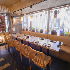テーブルを繋げて10名様グループでのご利用も可能です。