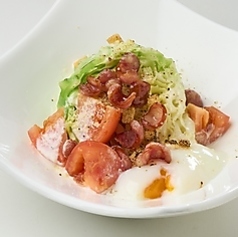 薩隅豚スモークと半熟玉子の温かキャベツサラダ