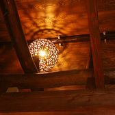 天井には骨董品の照明です。