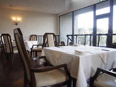 真っ白なクロスに上質なカトラリーが輝くテーブルです。大人のデートにも重宝されます。