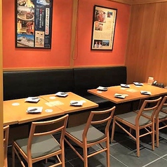 【ゆったりと落ち着いた大手町居酒屋】木造を基調とした落ち着く空間の中にある、スタンダードなテーブルのお席です♪飲み会や合コンなど、様々なシーンでお使い頂けます!4~10名様まで、お人数様に合わせて対応致しますので、お気軽にご相談ください。