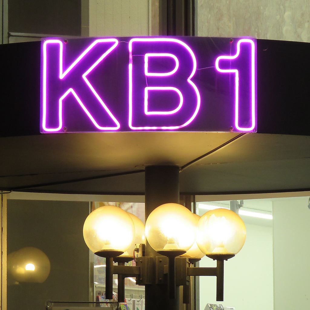 目立ったピンクのネオン看板が目印♪セブンイレブン地下のお店です♪