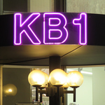 目立ったピンクのネオン看板が目印♪セブンイレブン地下のお店です♪